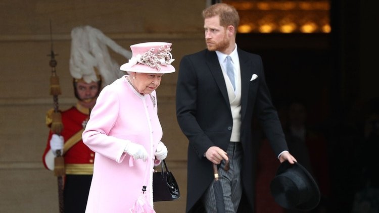 La reina Isabel II se enteró por televisión de la decisión de su nieto y Meghan Markle (Foto: Archivo)