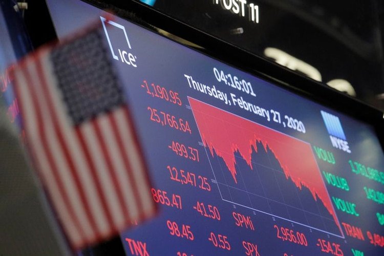 Pantallas de la Bolsa de Nueva York muestran las cotizaciones del jueves (REUTERS/Brendan McDermid)