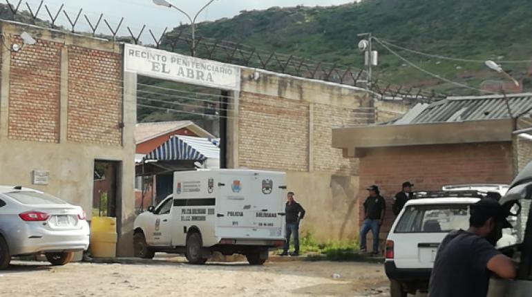 La División Homicidios de la Felcc en la puerta de El Abra. | Hernán Andia