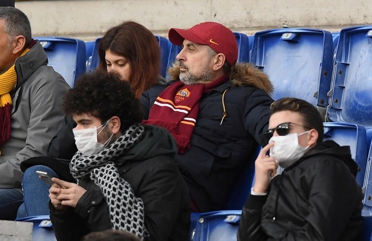Algunos fanáticos acudieron con barbijos al partido entre AS Roma y Lecce en el Estadio Olímpico (REUTERS)