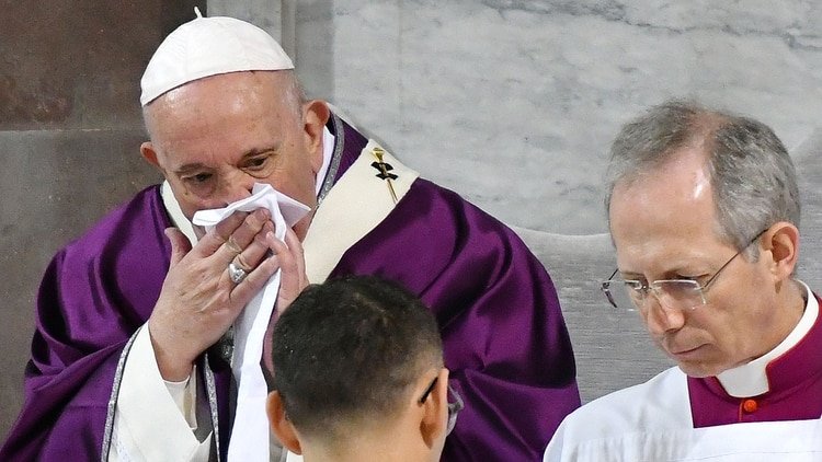 A Francisco se le vio sonarse la nariz y toser durante el servicio del Miércoles de Ceniza, y su voz sonaba ronca. (AFP)