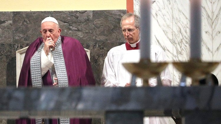 A Francisco también se lo vio tosiendodentro de la Basílica de San Anselmo antes del comienzo de una procesión a la Basílica de Santa Sabina el 26 de febrero pasado (AP)