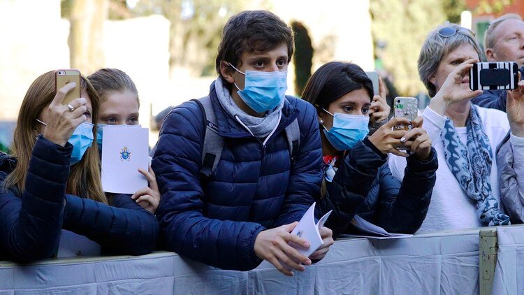 El miércoles pasado, en su última aparición pública, los fieles que esperaban al Papa en el Vaticano llevaban máscaras quirúrgicas por el brote de Corona Virus en Italia (AP)
