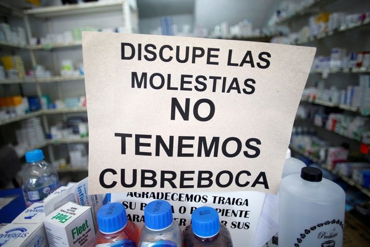 El desabasto de productos como cubrebocas y gel antibacterial comienza a ser recurrente. (Foto: Gustavo Graf/Reuters)
