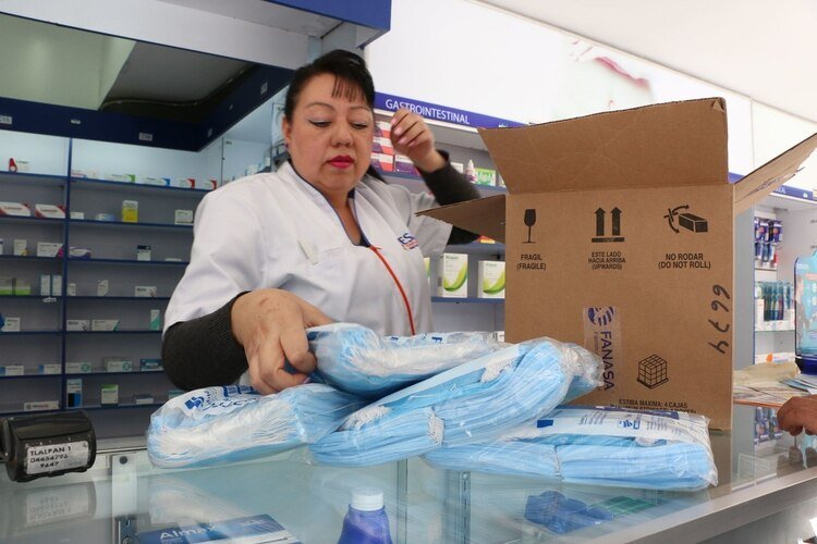 Tras la confirmación de tres casos de COVID-19, las personas de la ciudad comienzan la compra de cubrebocas, esto como medida de precaución ante el posible contagio. (Foto: Rogelio Morales/Cuartoscuro)