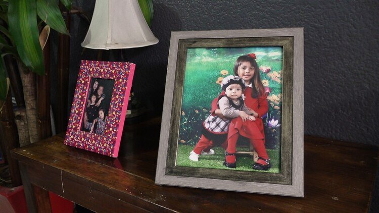 Para Adhara su hermana Cami, en la foto de la derecha, es un apoyo incondicional y su gran compañía (Foto: Juan Vicente Manrique/Infobae)