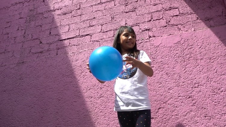Nallely López explicó que Adhara juega como cualquier niño de su edad. Con su hermana Cami sale a patinar, dibuja con colores y se divierte con las muñecas (Foto: Juan Vicente Manrique/Infobae)