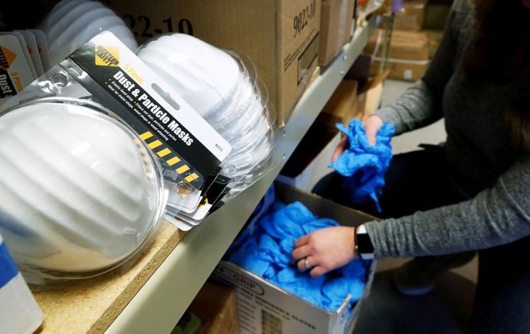 Foto de archivo ilustrativa de guantes y máscaras protectoras para el coronavirus. Utah, EEUU. Feb 27, 2020. REUTERS/George Frey