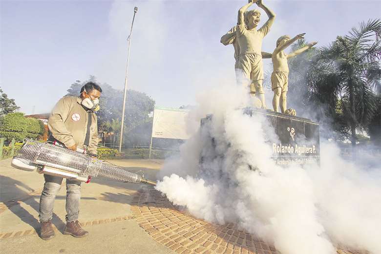 Ejecutaron tareas de erradicación del mosquito adulto en la zona de la Academia Tahuichi Aguilera. Foto: JORGE IBÁÑEZ