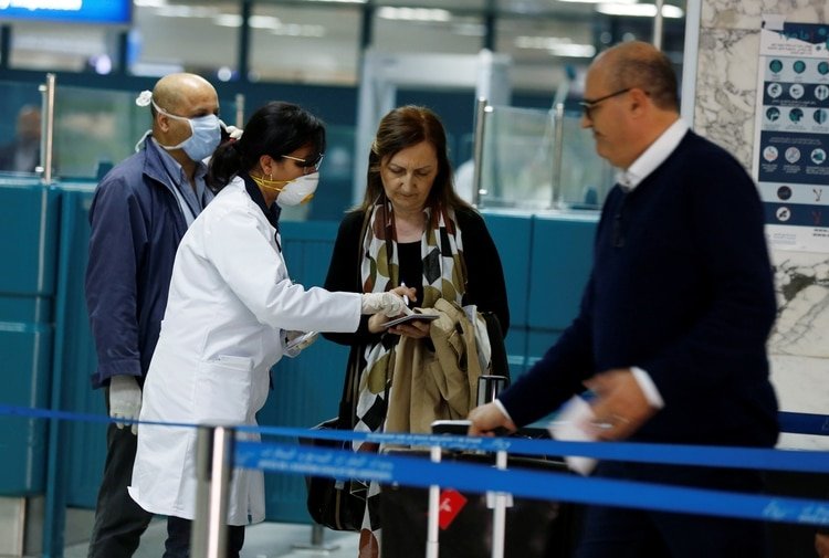La OMS también recomienda acudir al médico en caso de tener fiebre, tos y dificultad para respirar. (Foto: Reuters)