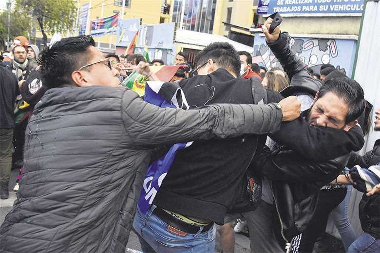 Los enfrentamientos entre partidos. Tras el 20 de octubre del año pasado se enfrentaron el MAS y CC. Foto: Archivo
