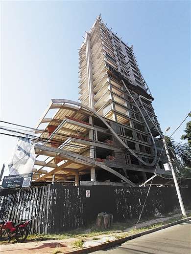 Actividad. Por falta de insumos, la construcción de este edificio está atrasada. Foto: Hernan Virgo