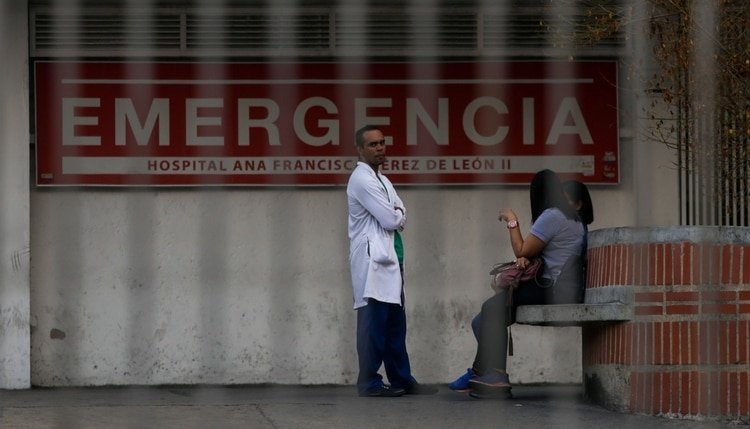 Un médico se encuentra frente al hospital Ana Francisca Pérez de León en Caracas el 8 de marzo de 2019 durante el peor apagón en la historia de Venezuela. (AFP)