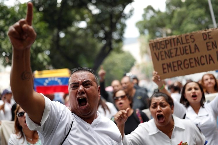 Trabajadores del sector de la salud participan en una protesta por la escasez de suministros médicos básicos y contra el gobierno del presidente de Venezuela Nicolás Maduro, frente a un hospital en Caracas, Venezuela, el 19 de noviembre de 2019. REUTERS/Carlos García Rawlins