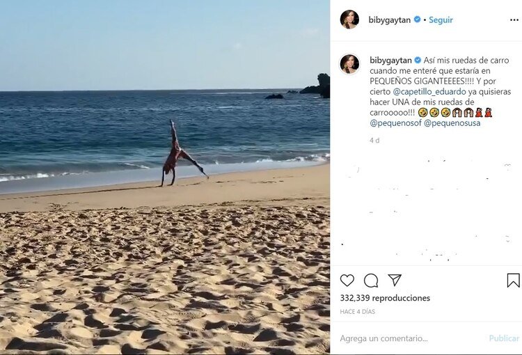 Así mostró su flexibilidad en la playa