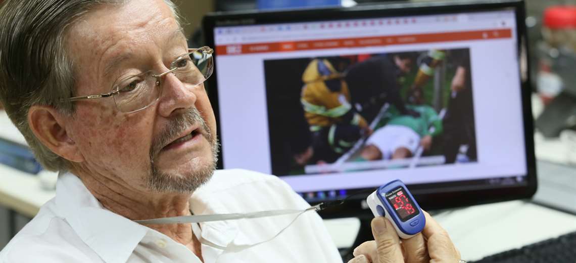 El doctor Jorge Flores explicó las consecuencias de jugar en ciudades con altura y dio algunas recomendaciones para evitar poner en riesgo la salud de los futbolistas. Foto. Ricardo Montero 