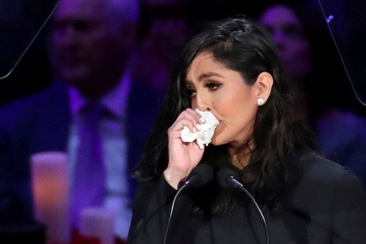 Vanessa Laine Bryant reacciona durante un homenaje público por su difunto esposo, Kobe Bryant, su hija Gianna y otras siete personas fallecidas en un accidente de helicóptero el 26 de enero, en el Staples Center en Los Ángeles, EEUU, Febrero 24, 2020. REUTERS/Lucy Nicholson