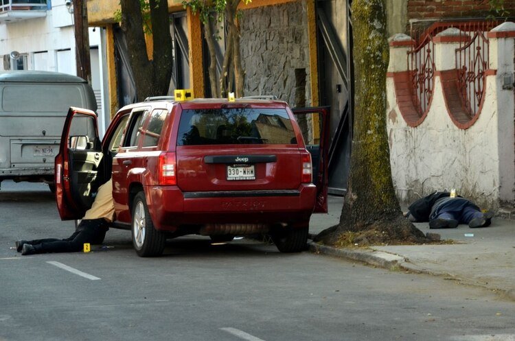 Tres personas murieron por impactos de arma de fuego frente al #604 de la calle Balboa casi esquina con Emperadores, colonia portales. Autoridades continúan investigando los hechos (Foto: Armando Monroy/Cuartoscuro) 