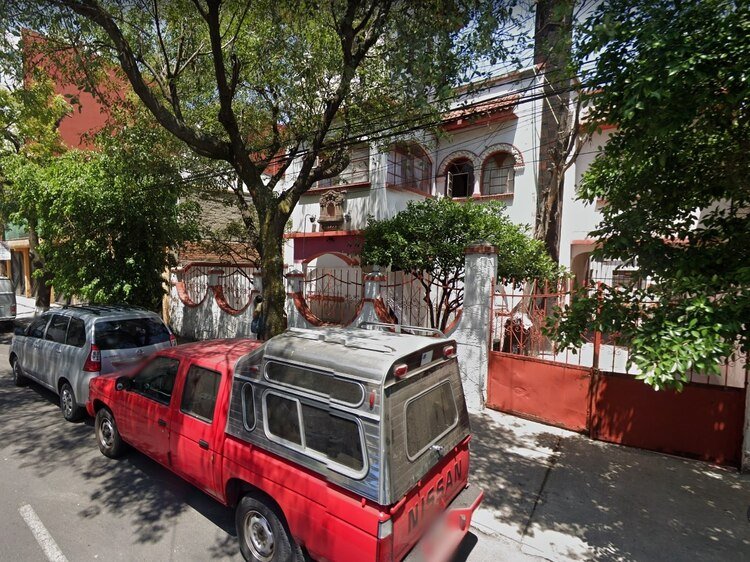 Una imagen del exterior de Artspot, la academia de doblaje de Luis Alfonso Mendoza en la que trabajaba junto a su esposa y su cuñado. De acuerdo a la información de la SSC, el crimen ocurrió justo en ese número, en el 604 de la calle Balboa (Foto: Google Maps)