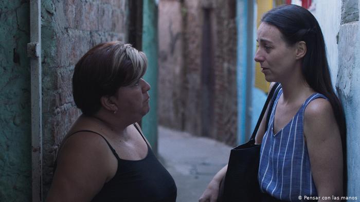 Fotograma de Un crimen común. Cecilia (Elisa Carricajo) dice por fin a Nebe (Mecha Martínez), que Kevin tocó en la puerta de su casa la noche en la que desapareció.