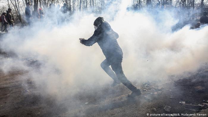 Türkei Grenze zu Griechenland | Zusammenstöße zwischen Flüchtlinge und griechische Sicherheitskräften (picture-alliance/AA/A. Hudaverdi Yaman)