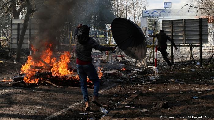 Migrantes intentan entrar a Grecia en nueva jornada de enfrentamientos (picture-alliance/AP Photo/E. Gurel)