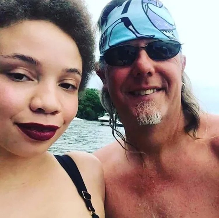 Mikaela Spielberg con su novio Chuck Pankow, de 47 años (@vandal_princess)