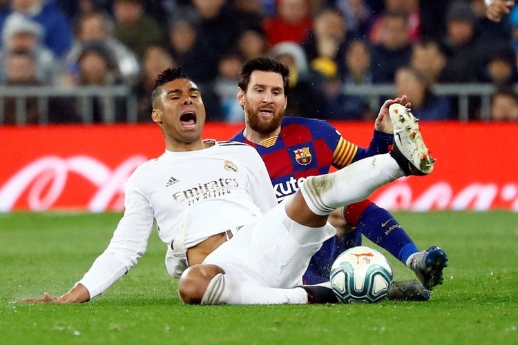 El rosarino vio la tarjeta amarilla por una falta sobre Casemiro (REUTERS)