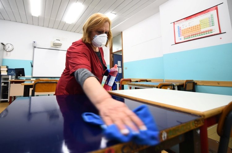 Una empleada desinfecta un aula en la escuela secundaria Piero Gobetti en Turín, Italia, como parte de las medidas para tratar de contener un brote de coronavirus (Reuters)