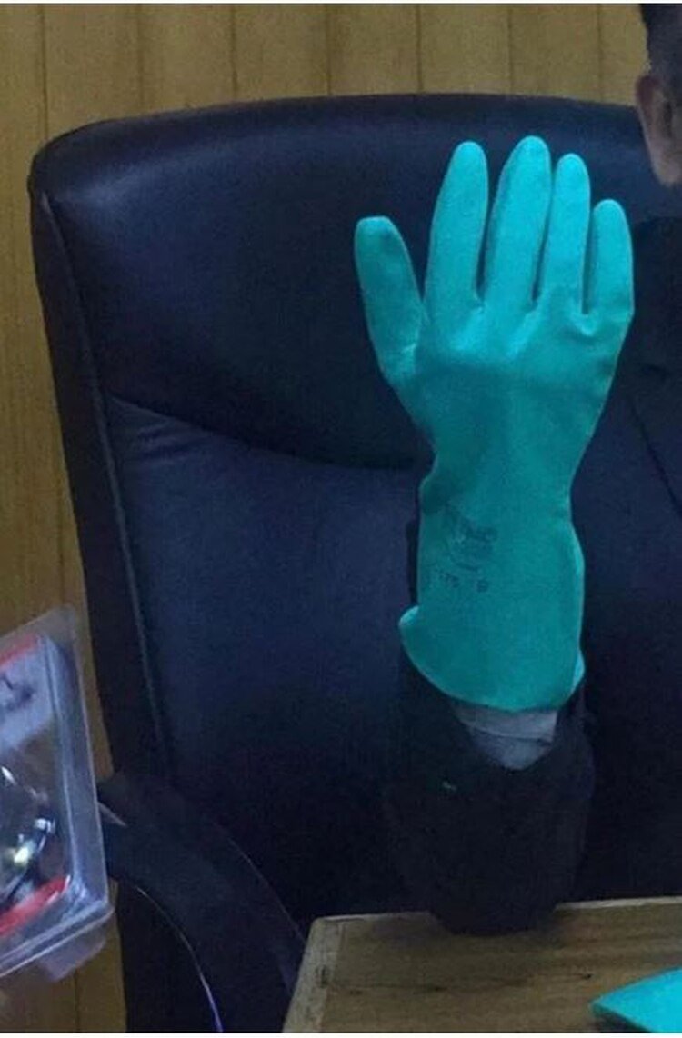 Algunos de los guantes que personal médico del Centro Médico Nacional Siglo XXI del IMSS adquirió para enfrentar el coronavirus Covid-19 (Fotos: cortesía médicos IMSS)