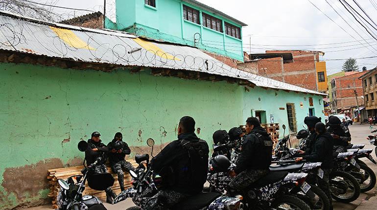 Agentes de la Policía resguardan la cárcel de San Pablo ante protesta de los reos, ayer. | Carlos López