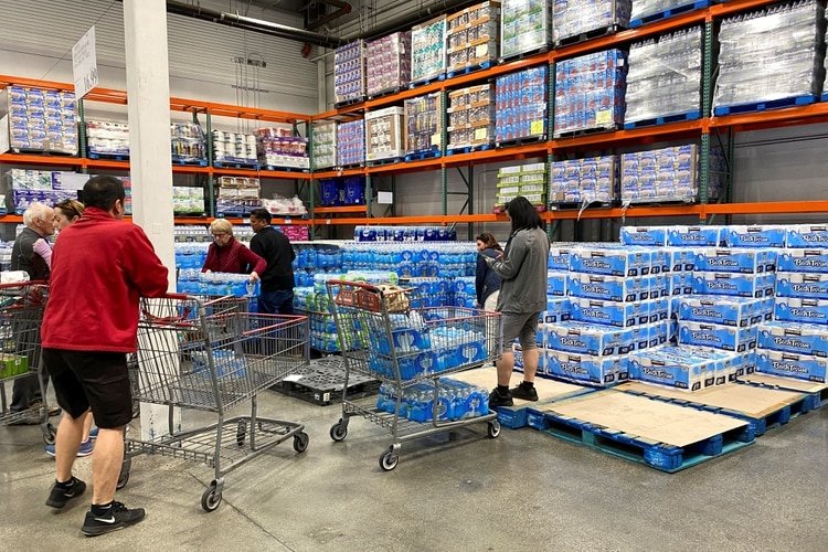 Clientes compran agua y papel higiénico en una tienda de California (Reuters)