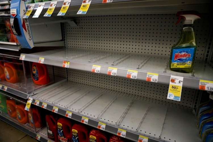 Los productos desinfectantes fueron los primeros en agotarse (REUTERS/Brendan McDermid)