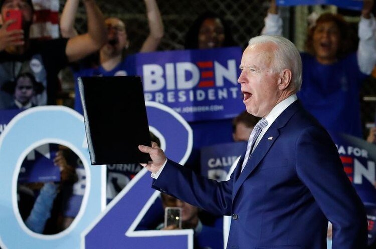 El candidato presidencial demócrata y ex vicepresidente Joe Biden aparece en el Supermartes por la noche en Los Ángeles, California (REUTERS/Mike Blake)