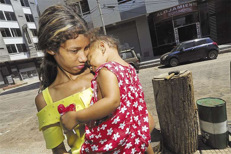 Yaimar Gamez quedó sola con su hija pero ha recibido el cariño y la solidaridad de los cruceños . Foto: Fuad Landívar