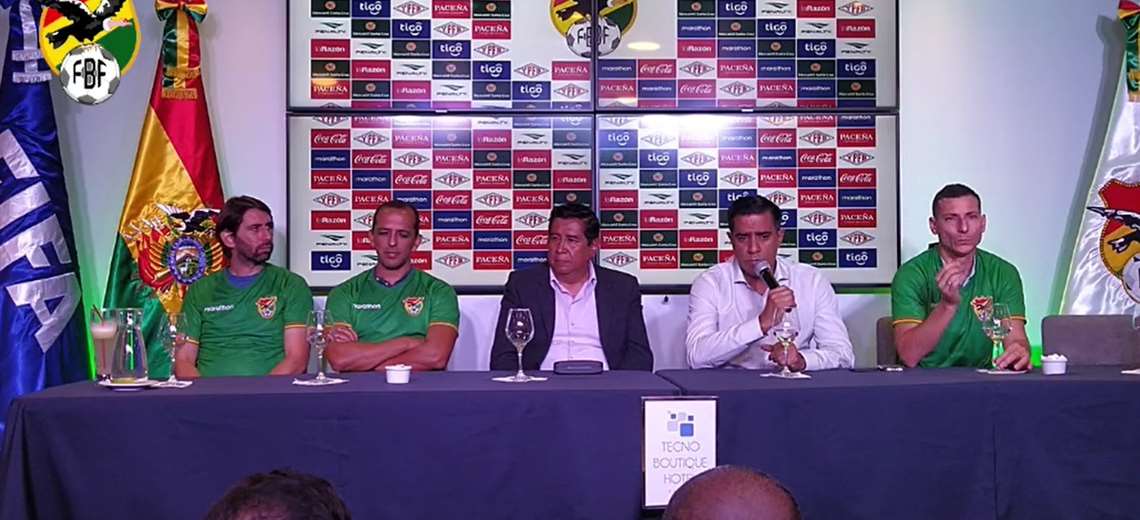 César Farías explicó parte del trabajo que ya se ejecuta apuntando a las eliminatorias. Presentó a Pablo Escobar como su ayudante. Foto: FBF