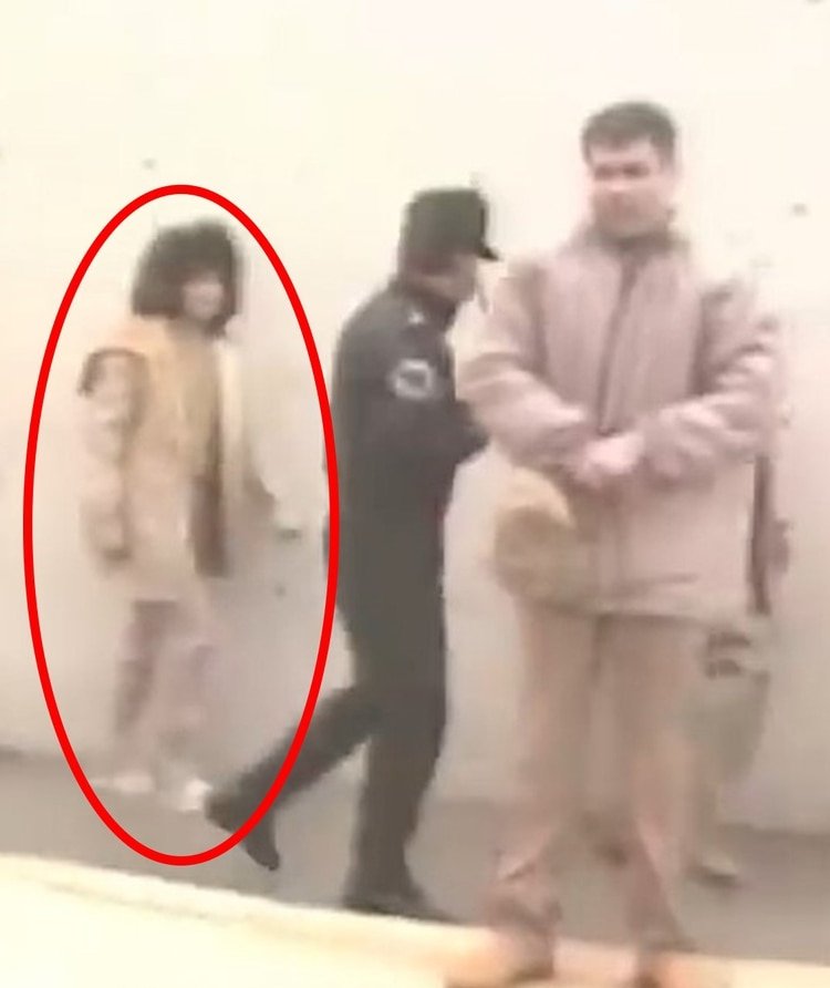 La presencia de la mujer paso casi desapercibida ante la espectacularidad por la detención del Chapo (Foto: Captura de pantalla/Youtube@SOY EL CHAPO)