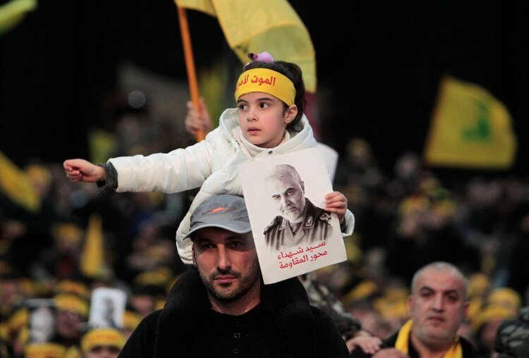 Una niña sostiene una foto de Qassem Soleimani, jefe de la fuerza de élite Quds, surante una manifestación de Hezbollah 
