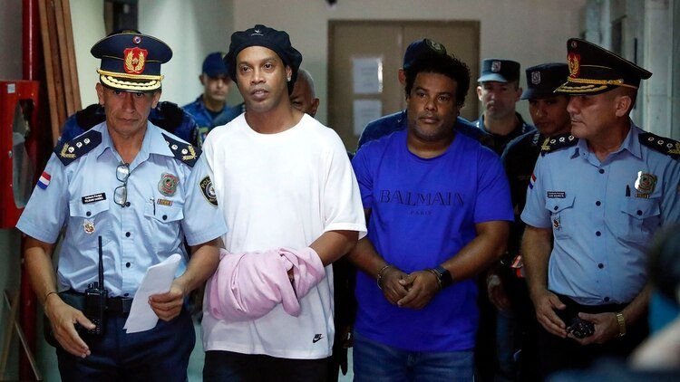 Ronaldinho y su hermano arribaron al juzgado esposados (Foto: AP)