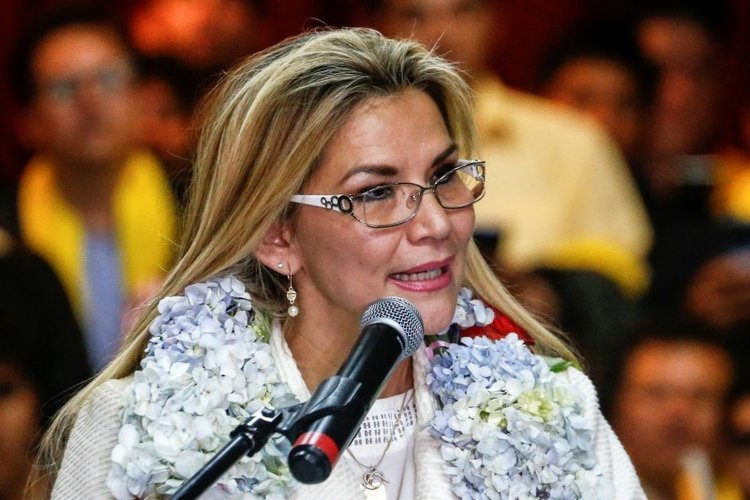 La presidenta interina de Bolivia Jeanine Añez es criticada por no haber cumplido con su palabra de ser sólo una presidente de transición y aprovechar su actual posición para presentarse como candidata.