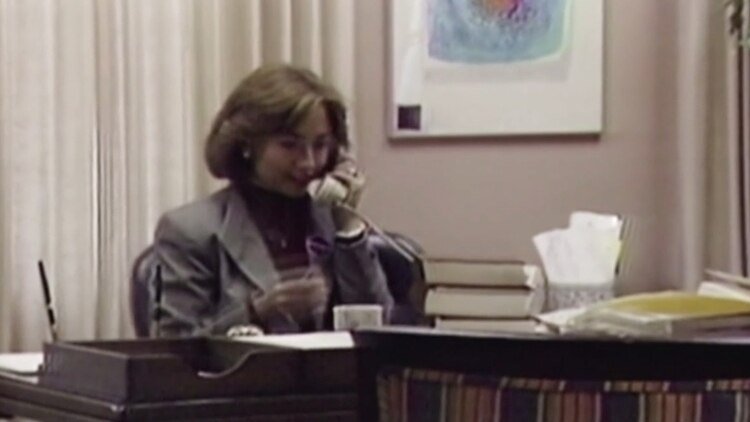 Hillary Rodham fue la primera primera dama de Arkansas que tuvo un trabajo de tiempo completo, y ganaba más que su esposo. Se culpó por eso cuando él perdió su reelección, en 1980. 