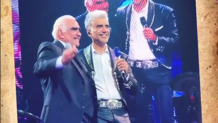 Alejandro y Vicente Fernández en el escenario del Auditorio Telmex (Foto: Instagram @alexoficial)