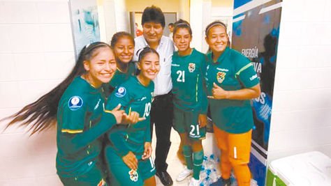 El expresidente Evo Morales junto a la selección nacional Sub-20 que participa en el Sudamericano.