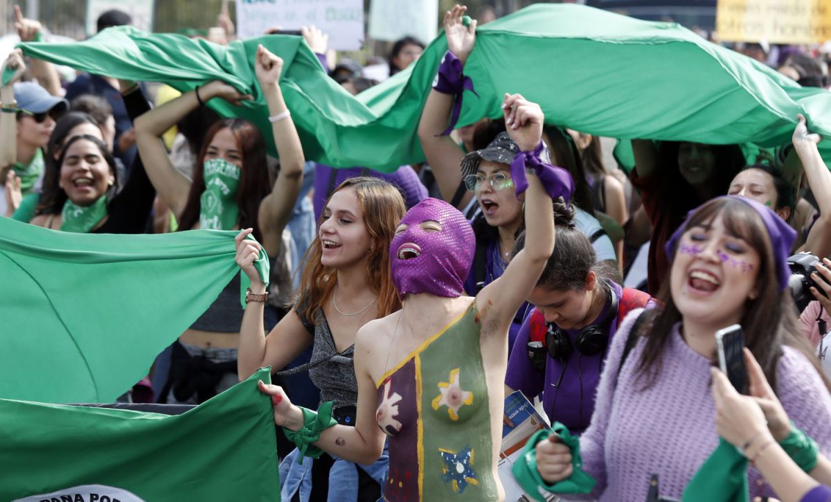 Mujeres protestan en el Día Internacional de la Mujer, este domingo en Bogotá.