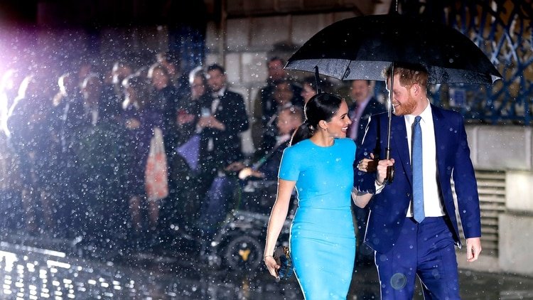Las fotos de los duques de Sussex bajo la lluvia que hizo hablar a todo el mundo (AP Photo)