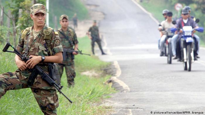 Kolumbien 2002 | Soldaten in Caqueta (picture-alliance/dpa/AFP/R. Arangua)