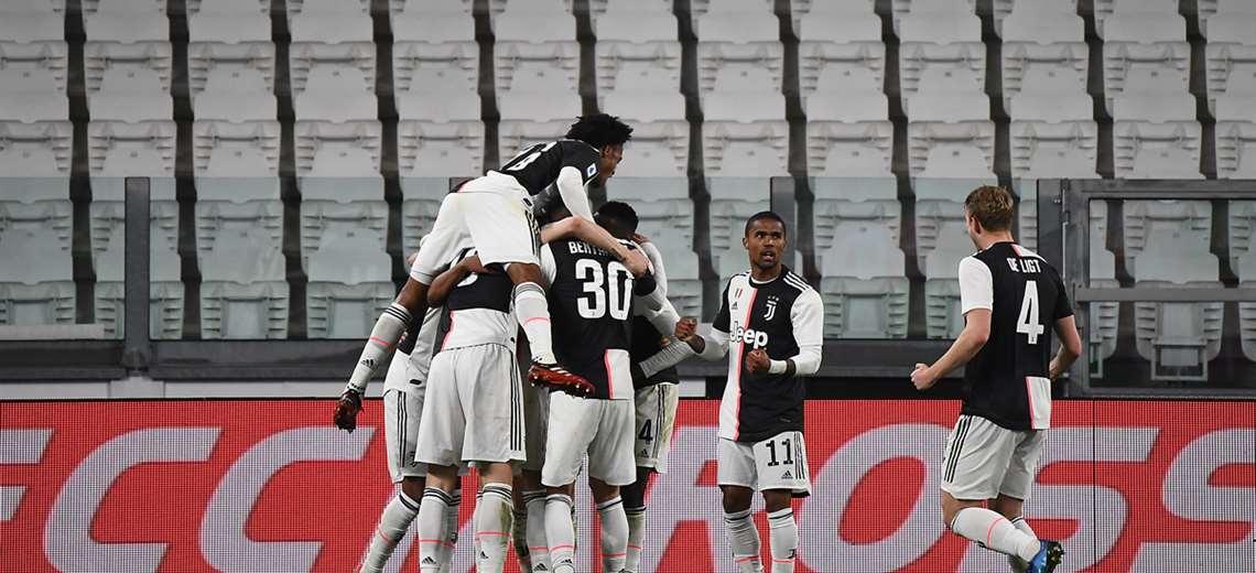 Jugadores de Juventus celebran con estadio vacío después de marcar al Inter en el clásico italiano disputado este domingo. La ‘Juve’ venció por 2-0. Foto. AFP