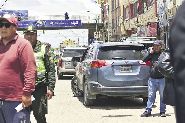 La caravana de vehículos de Juntos estaba integrada por dos vehículos oficiales con placas identificadas. Foto: APG Noticias