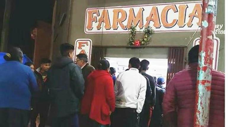 Filas en las farmacias de Oruro, anoche. | RRSS