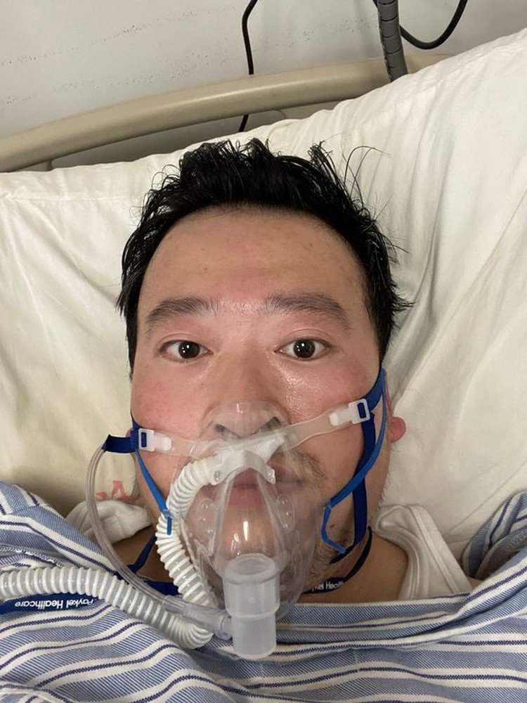 Li Wenliang usa un respirador, después del brote de coronavirus, en Wuhan, China. 3 de febrero de 2020. El médico trabajaba en el mismo centro médico que Fen y murió poco después por el COVID-19 (Reuters)